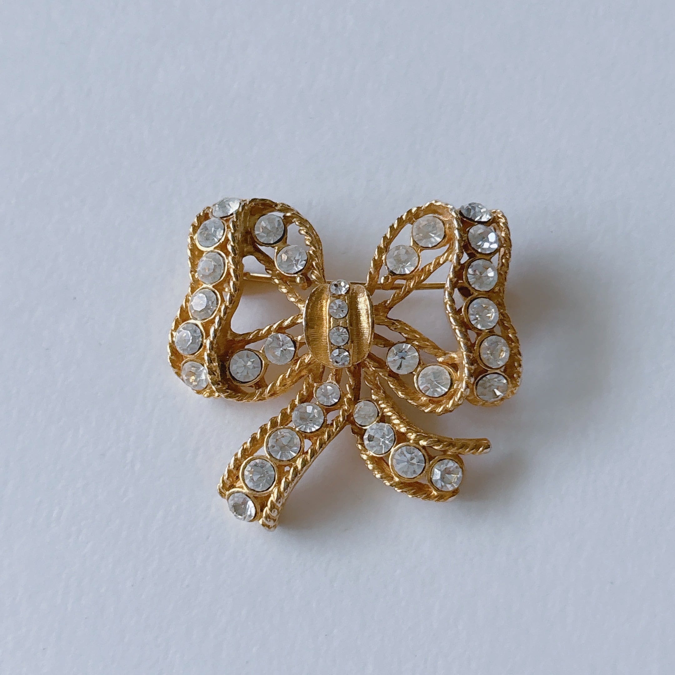 Vintage 50s - 60s gold tone blue clear rhinestone flower brooch