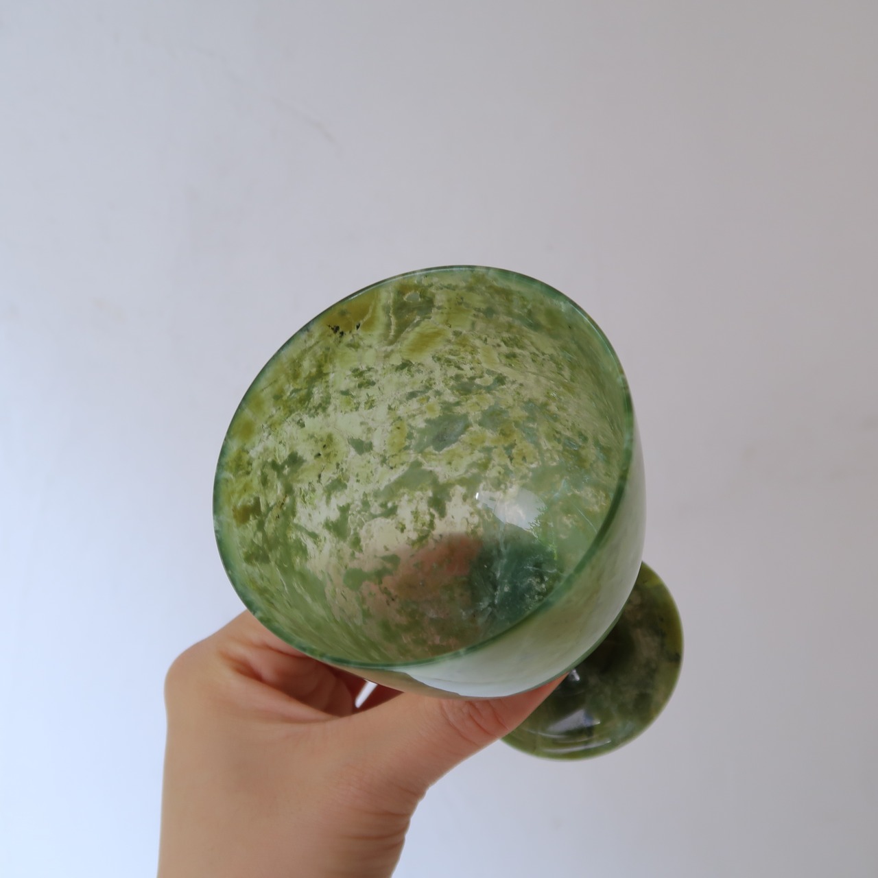 グリーンブラックな石の杯