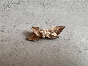 hakumokuren | ルスカスリーフブローチ(淡水パール)ボックス入