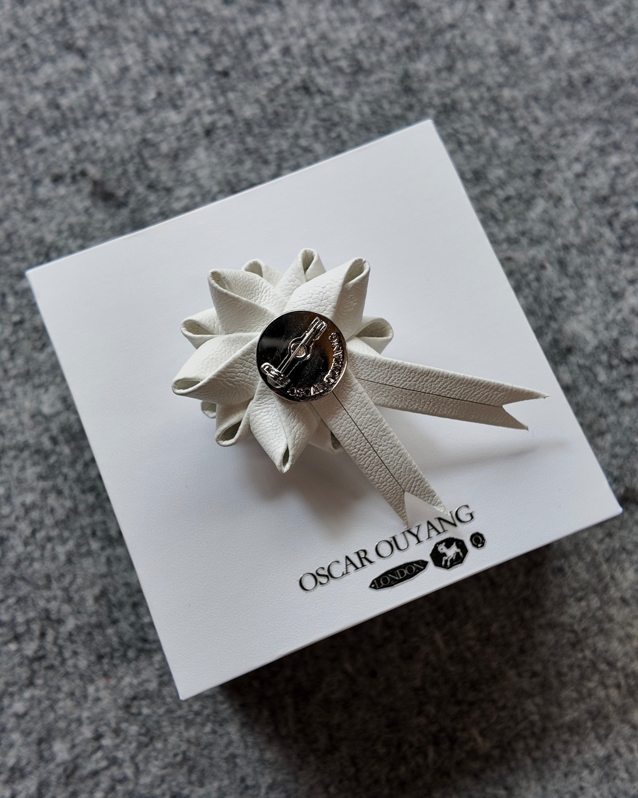 【26/AW Oscar Ouyang】White leather rossette bow badge