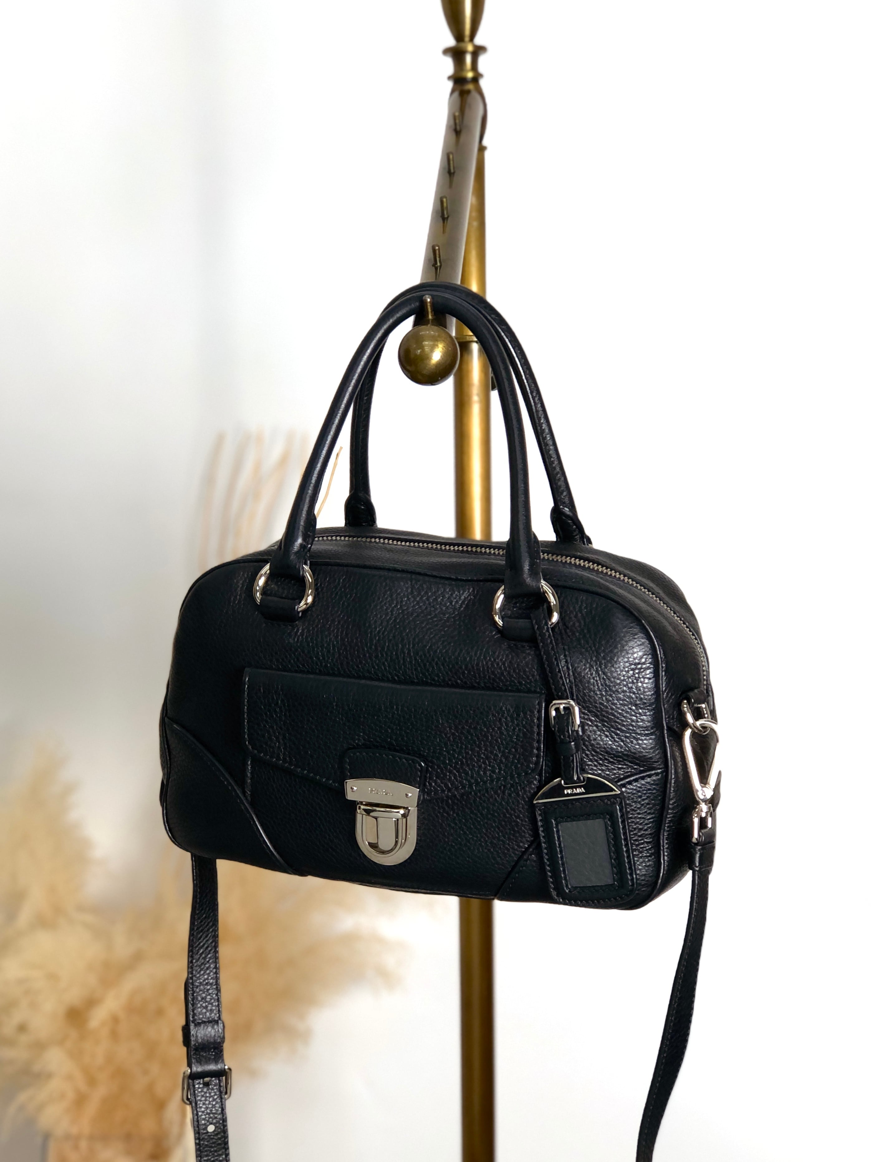 PRADA プラダ ショルダーバッグ ブラック ロゴ プッシュロック レザー