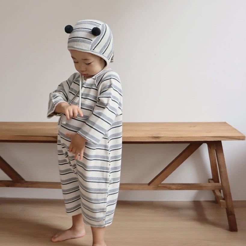 ,ポンポン帽子付きボーダーのやさしいワッフルロンパース