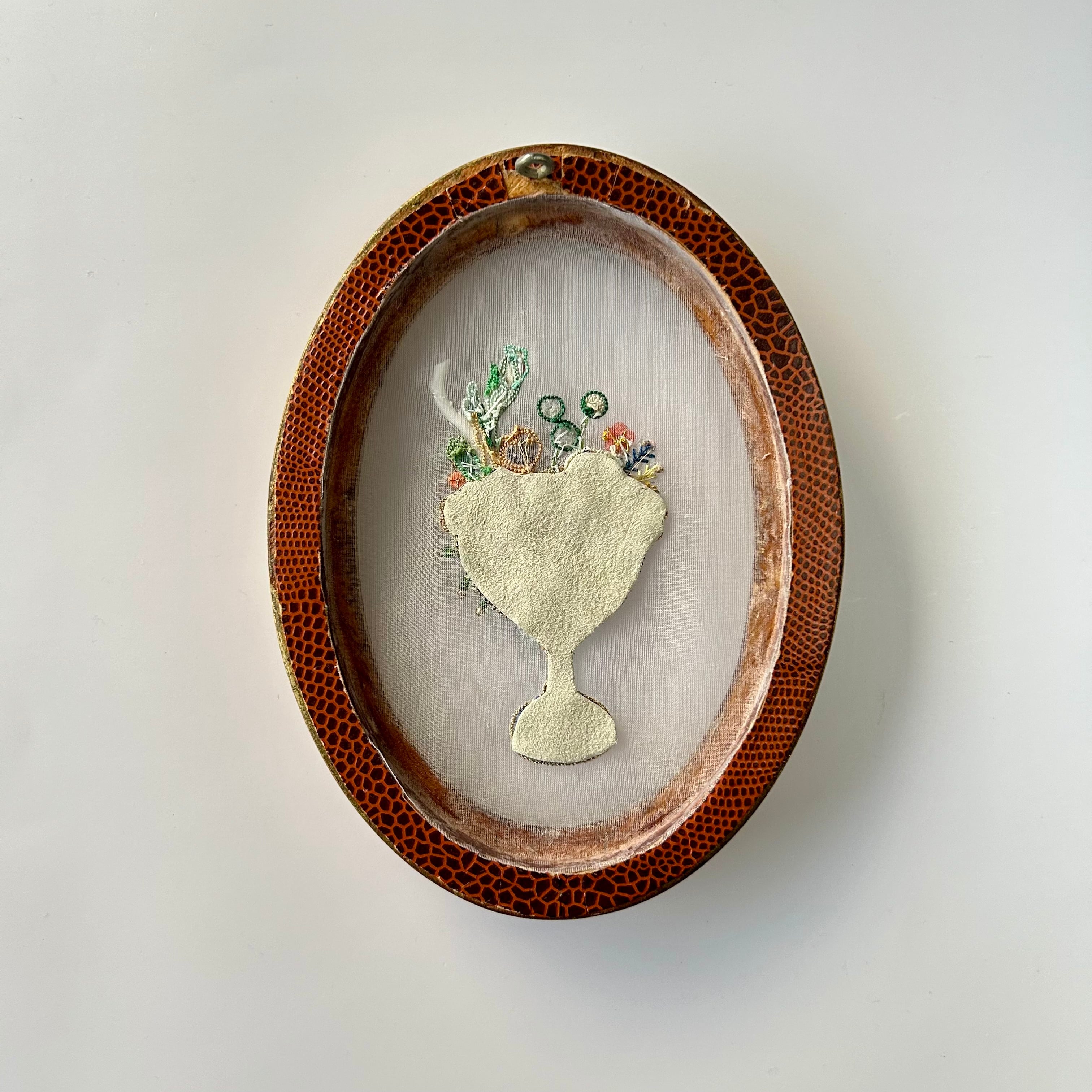 オフェリーの木の実とフルーツ(広口盃に盛り合わせ)額入り刺繍絵画