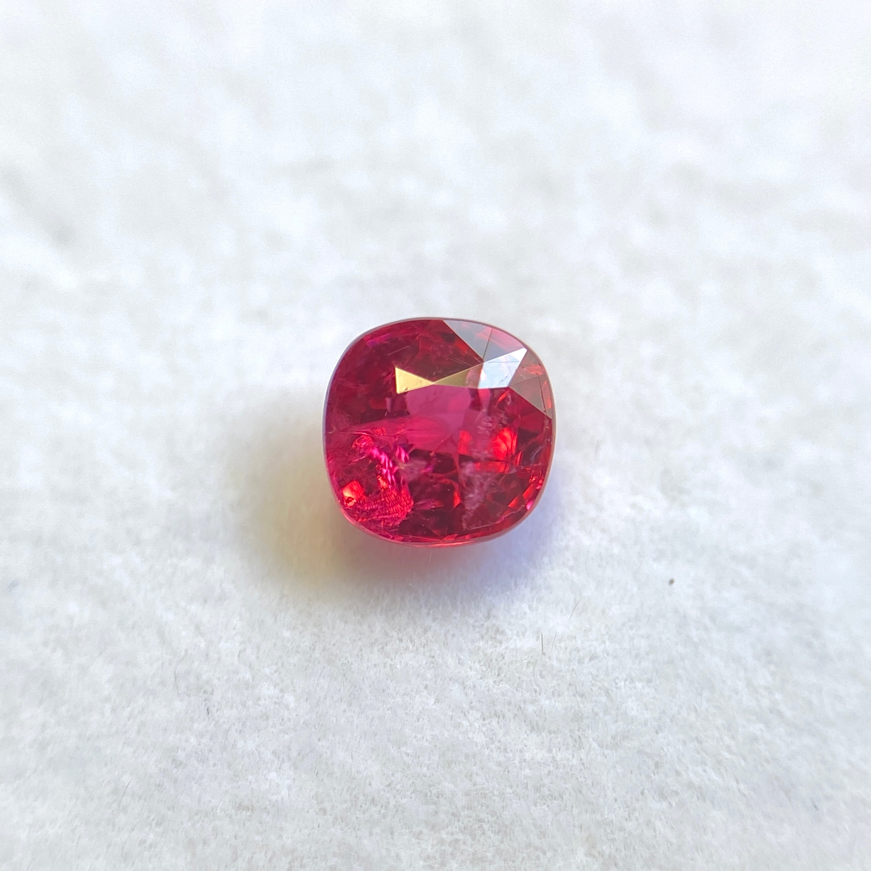 動画有】ジェダイスピネル 0.46ct ミャンマー産 GUILD鑑別書付き 蛍光