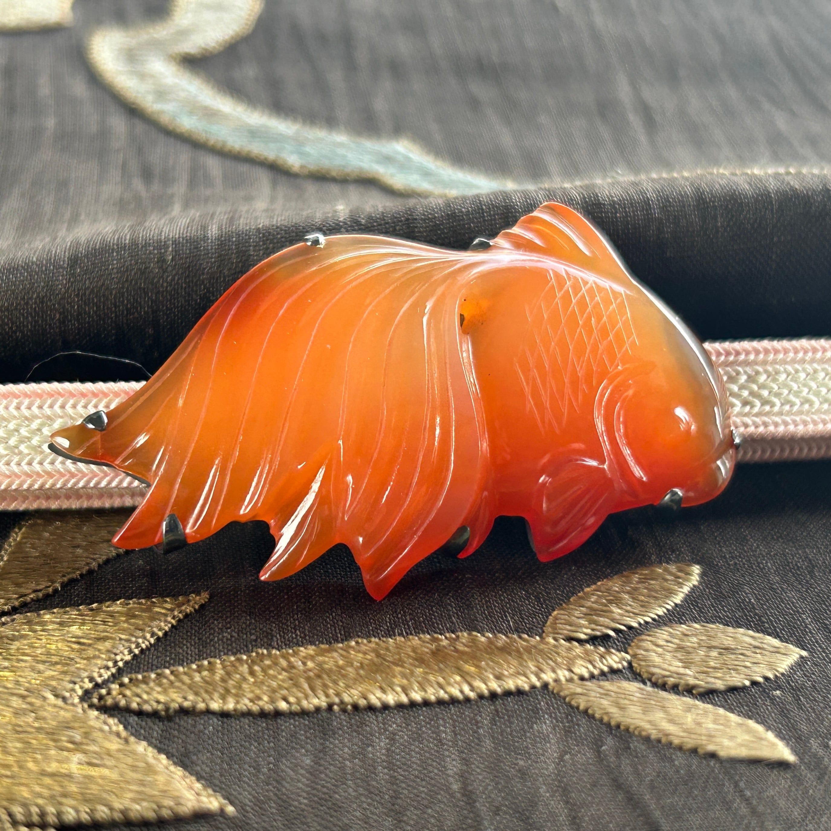アンティーク　赤瑪瑙の金魚の帯留め