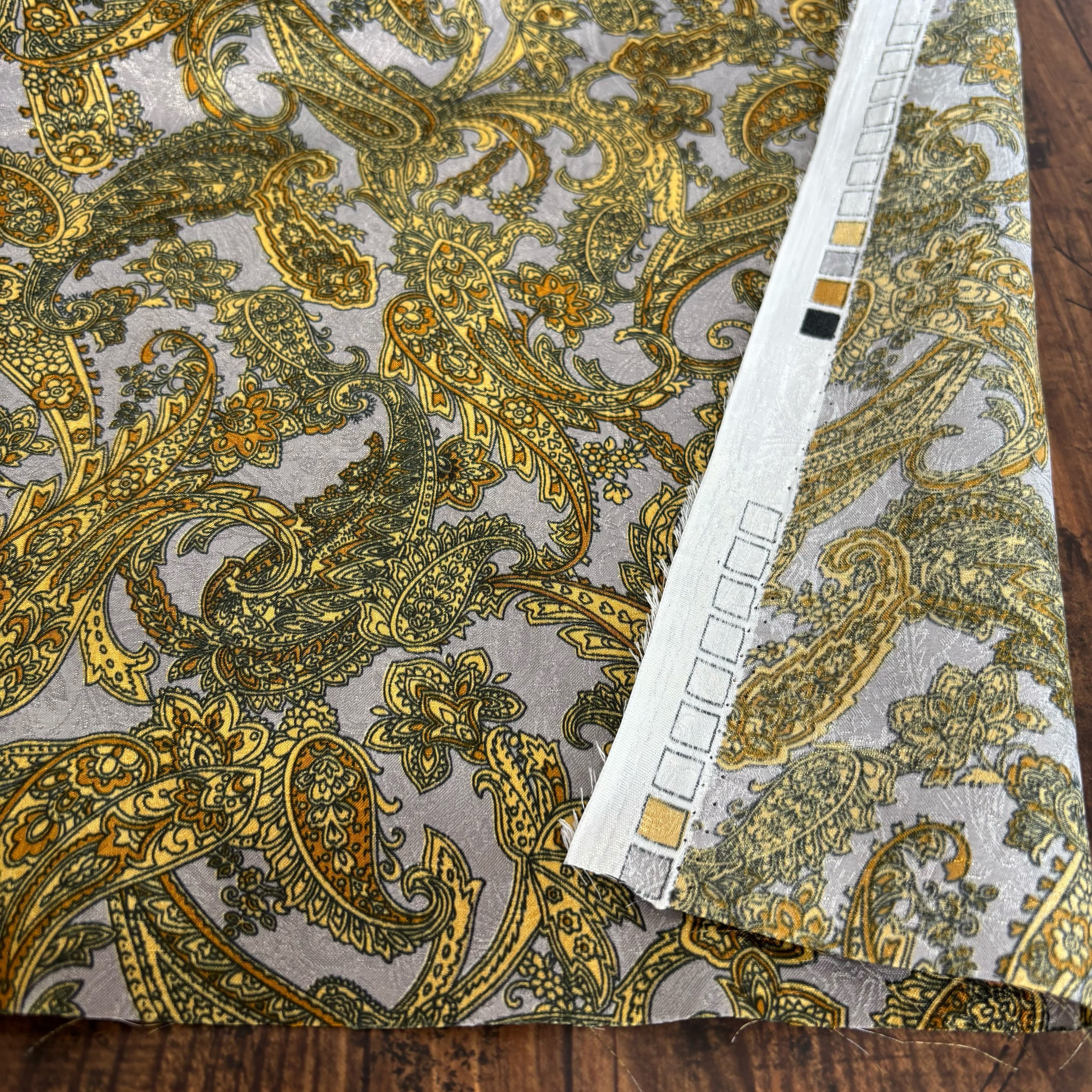 サテンジャガード【ペイズリー柄ゴールド】 | 神戸三宮/服地・生地販売