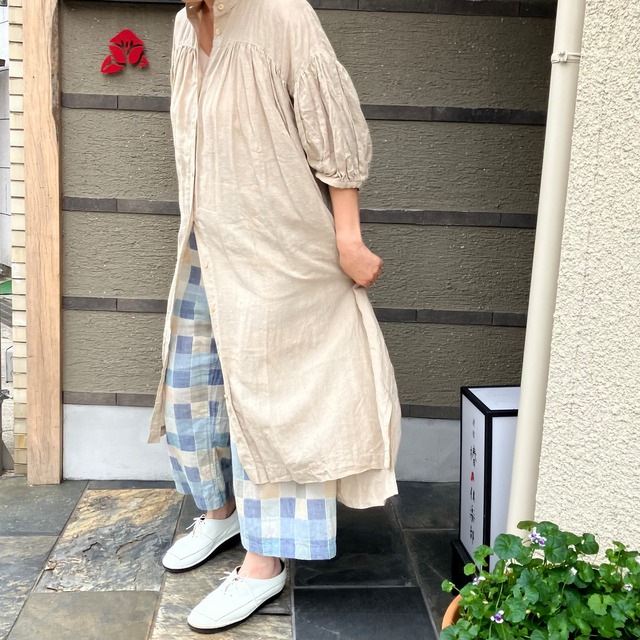 スタンドネックギャザーワンピース五分袖　ロングポケット付き　リネンナチュラル　Sa-Rah