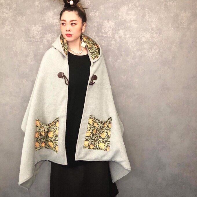 再生ウール】を使い、『モリスの世界をポンチョコートに。』ポンチョ