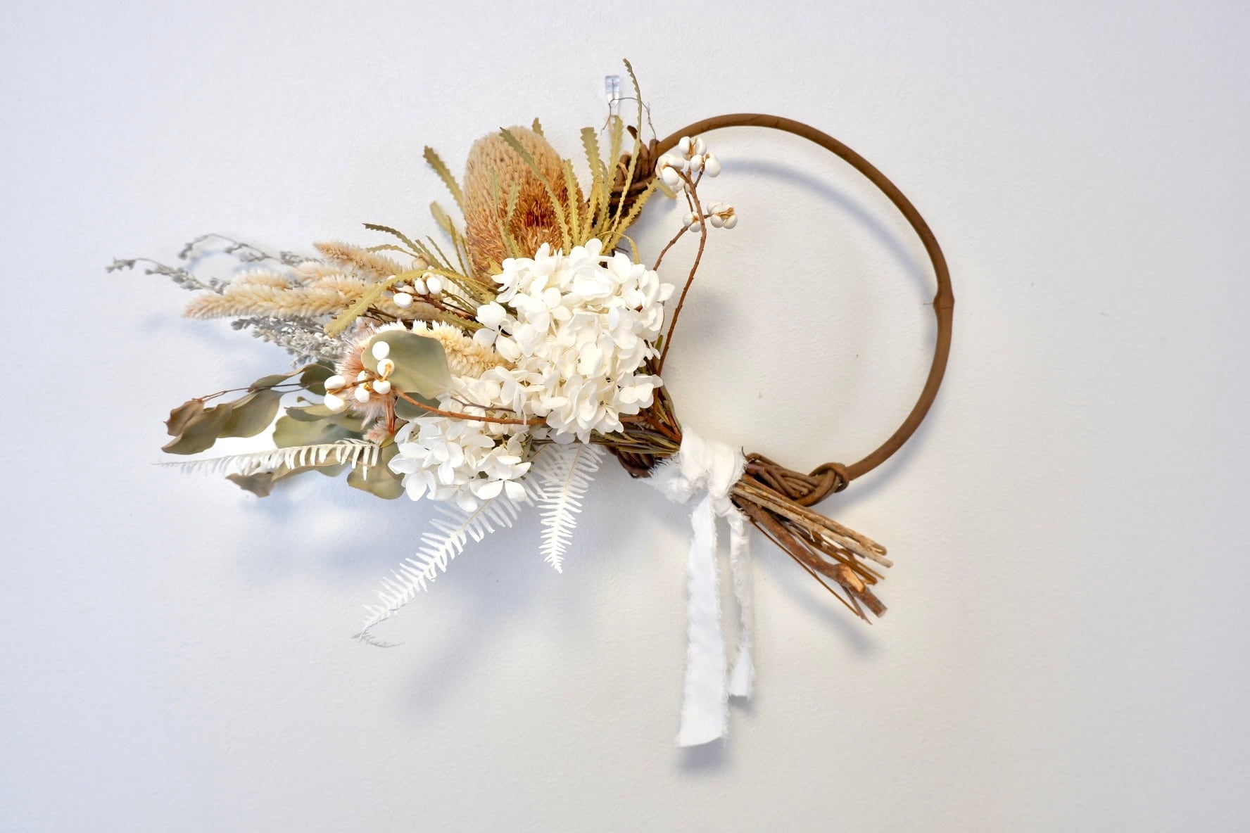 白紫陽花とバンクシアのスワッグリース Mitsubakobo 白紫陽花とバンクシアのスワッグリース Mitsubakobo