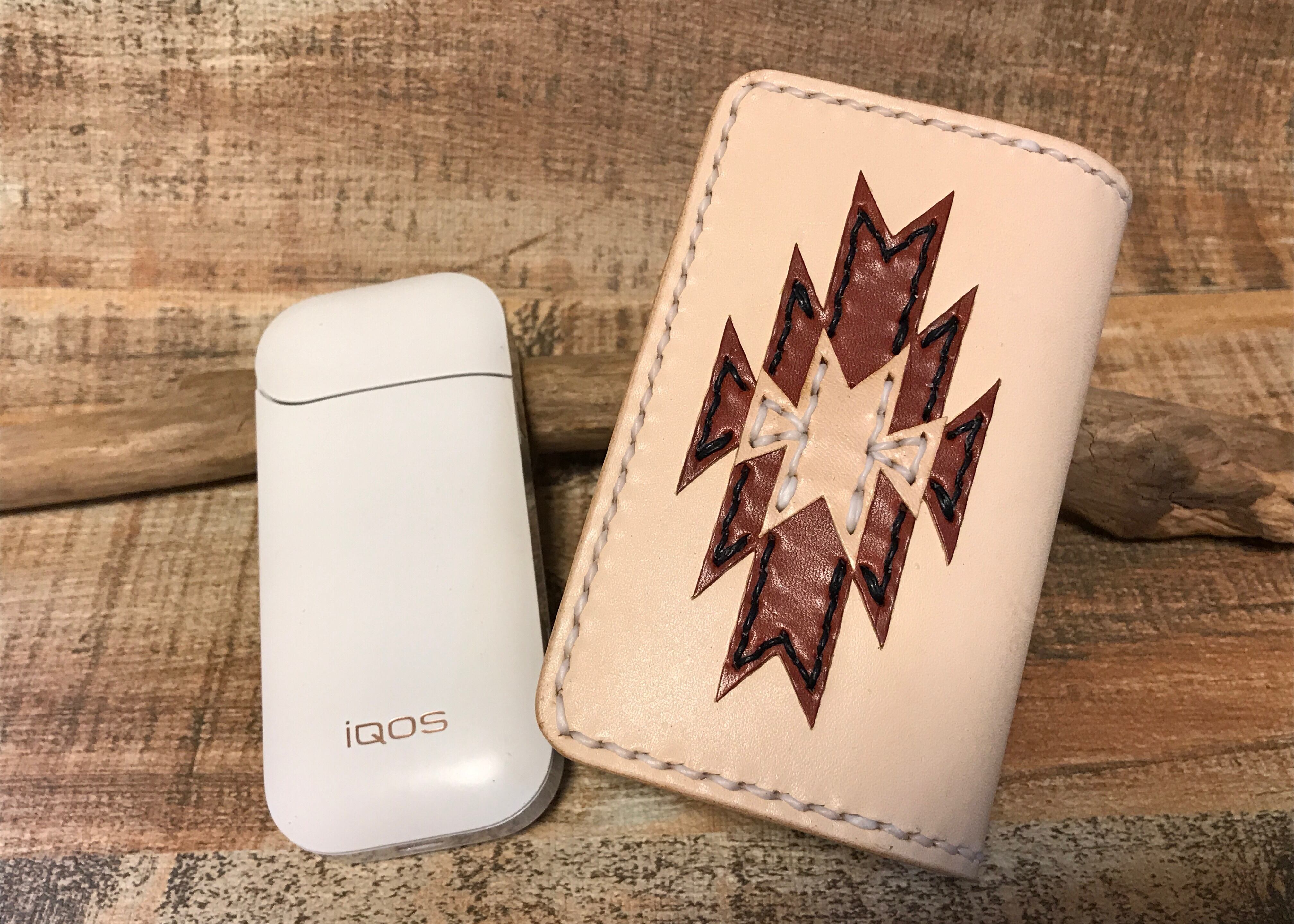 レザーアイコス Iqos ケース ネイティブ柄 革製の犬 猫用ネームチョーカー 迷子札専門店 Harry S