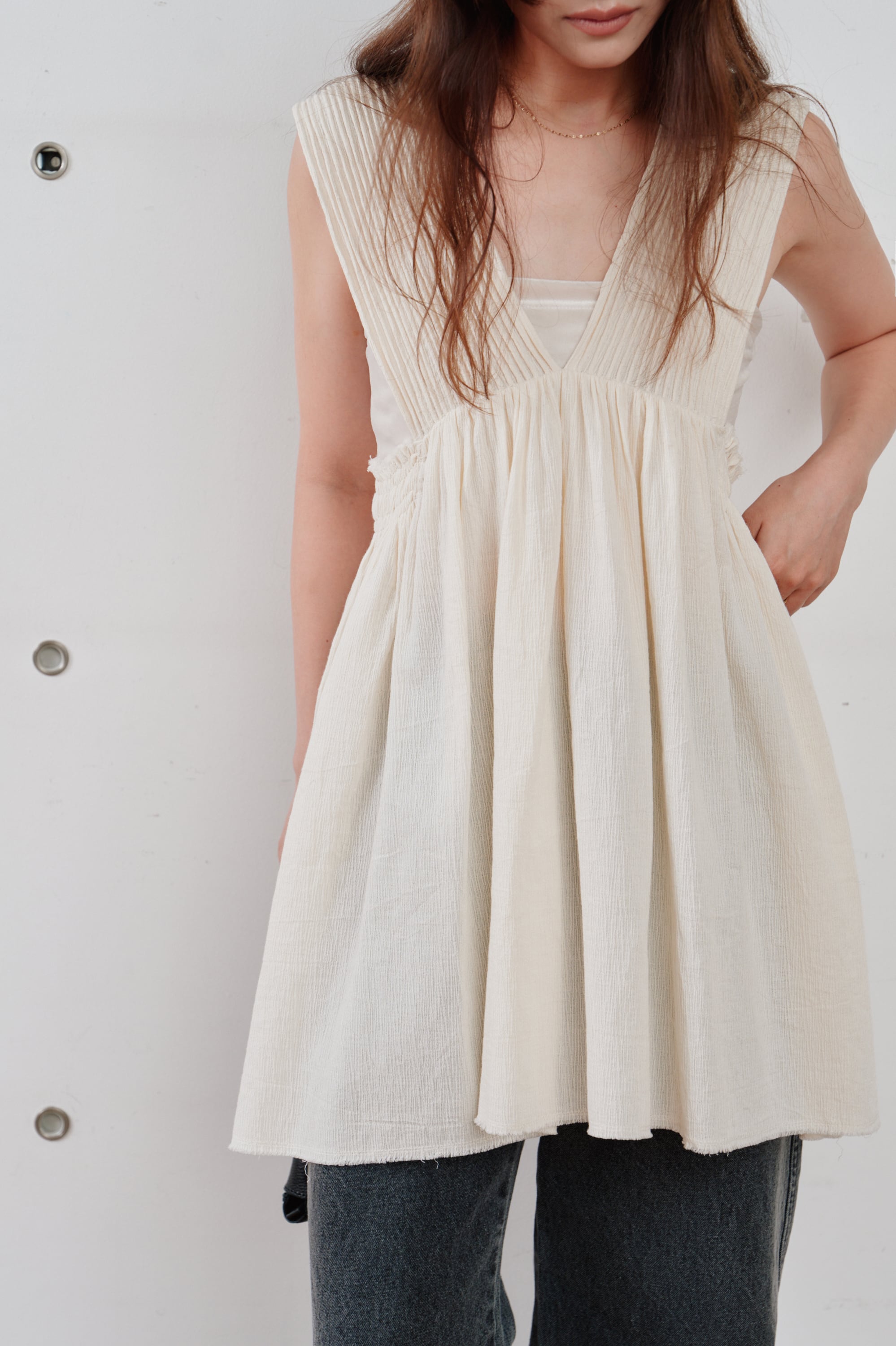 Hella ヘラ　cotton crepe gather top Ivory Hella cotton crepe gather top コットンクレープギャザートップス