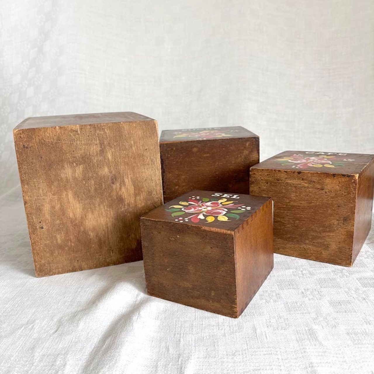 木製キャニスター４個セット　角柱型入子可能　手描き花ブーケステンシル　FARINE/SUCRE/CAFE/SEL小麦/砂糖/コーヒー/塩　 12otdz50