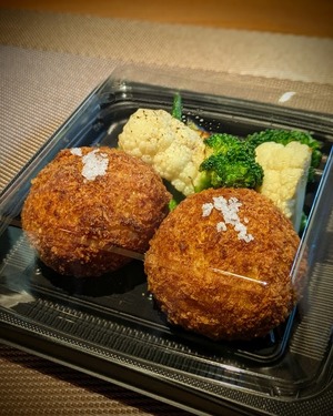 紅ズワイガニのトマトクリームリゾットコロッケ１パック2個入り