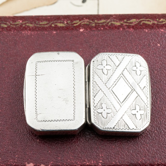 イギリス アンティーク シルバー SV925 ヴィネグレット 気付け薬 香水 ケース ペンダントトップ チャーム 1790年  ～香りを運ぶロマン～　DP00106