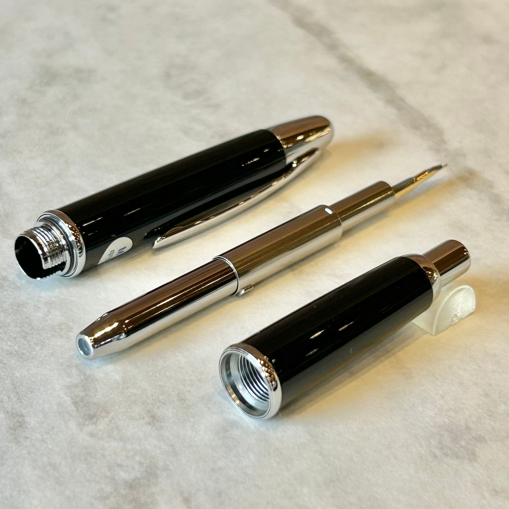 廃盤品】PILOT「 キャップレス万年筆（ブラック）」／字幅М／特殊合金