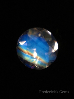 夜空に掛かる"虹" 0.58ct 天然 レインボームーンストーン ルース