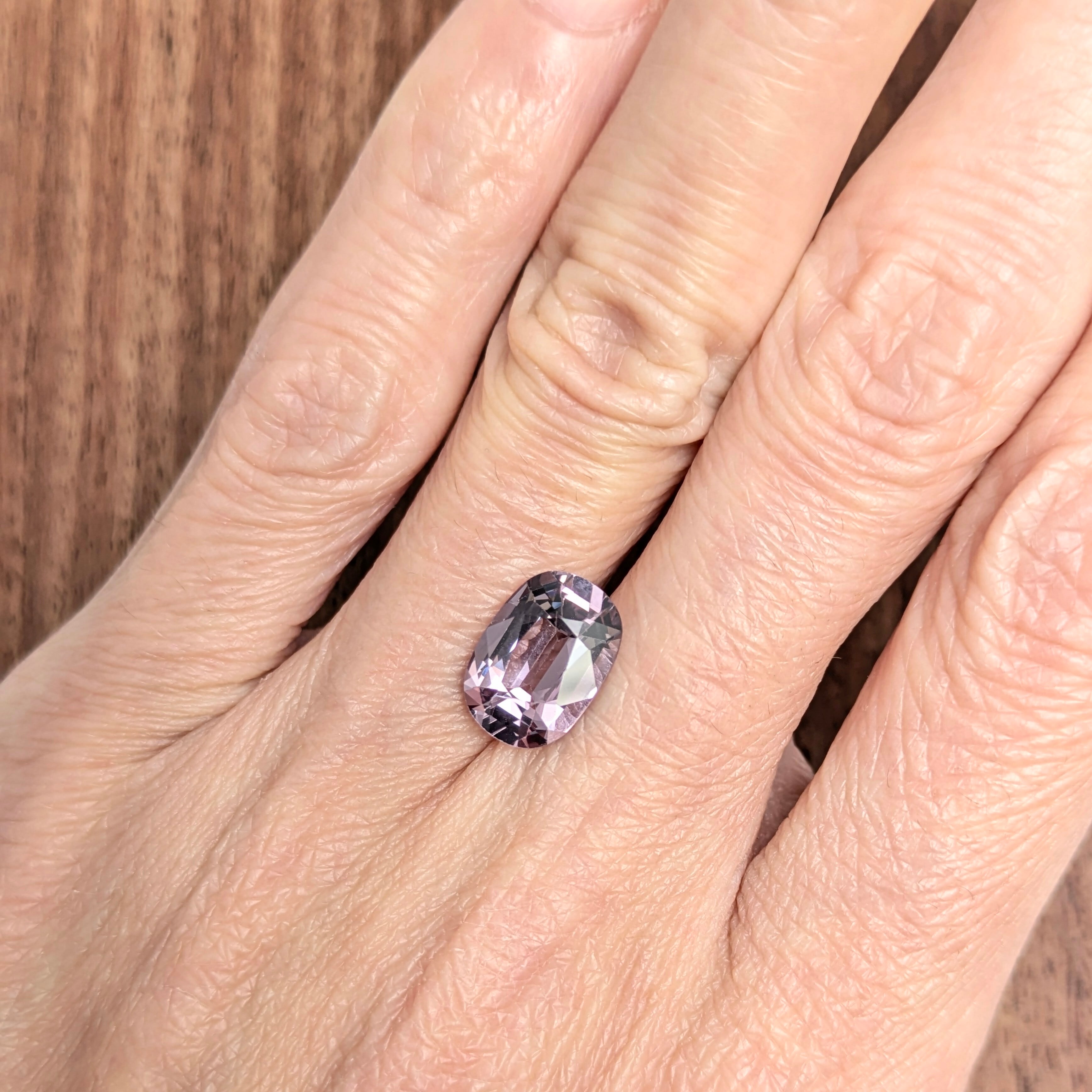 ミャンマーモゴック産 白い母岩上のピンクスピネル ミャンマーモゴック産 白い母岩上のピンクスピネル - メルカリ