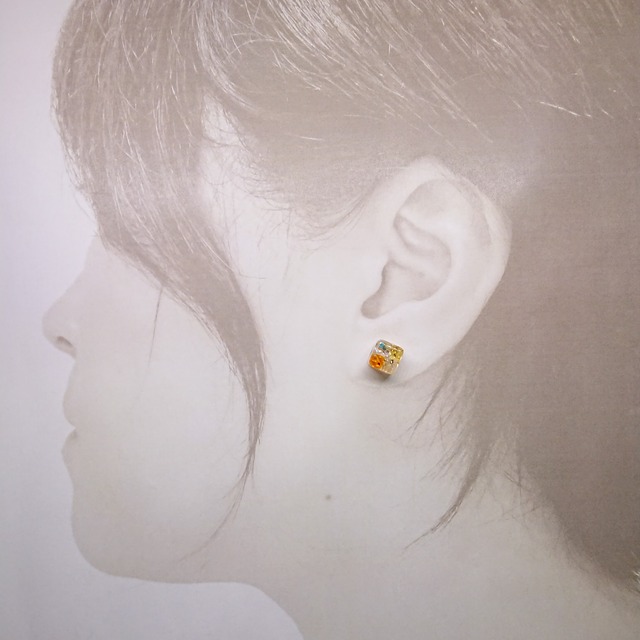 はちみつスワロとパールキューブレジンピアス Komarijewelry はちみつスワロとパールキューブレジンピアス Komarijewelry