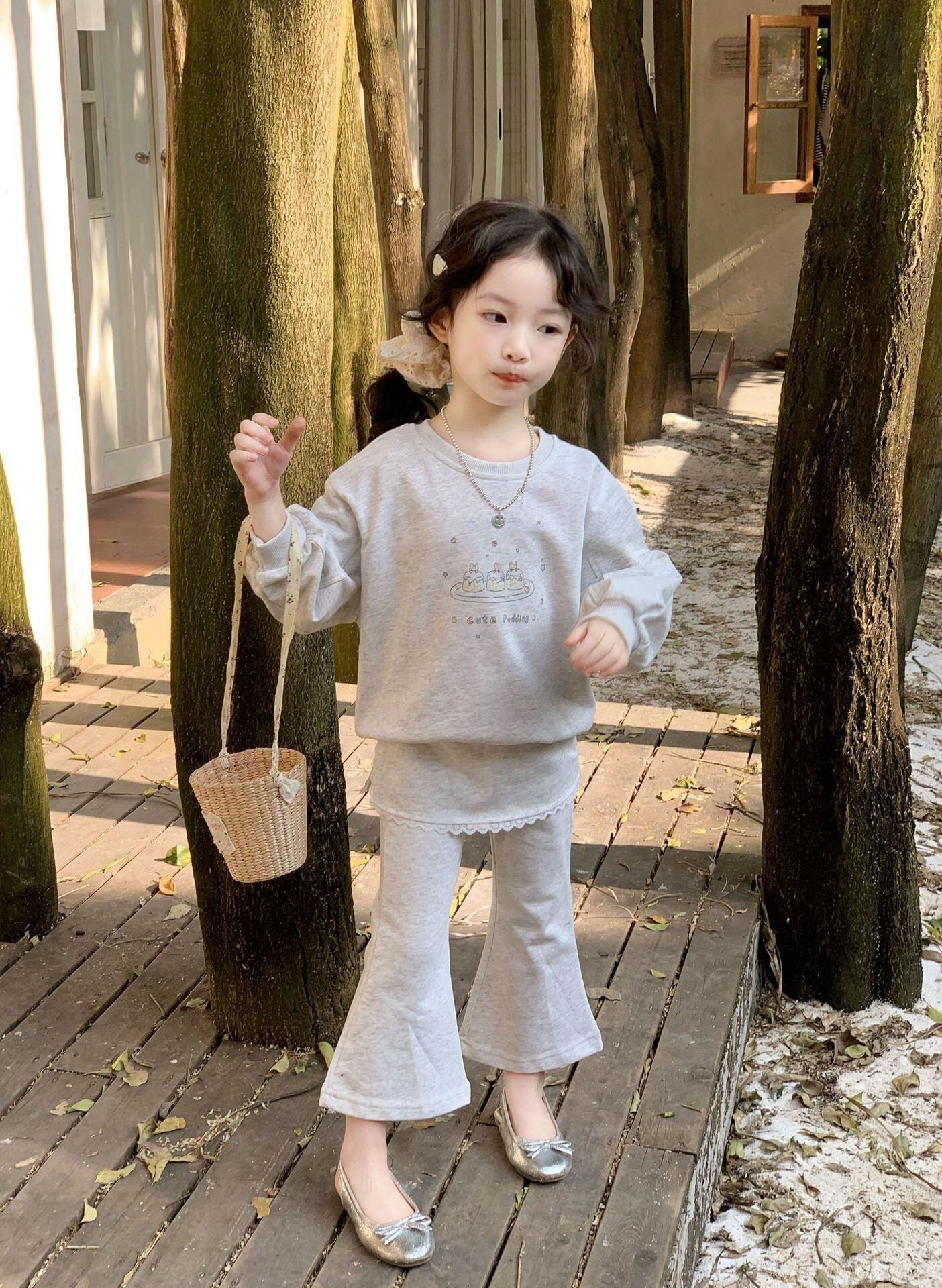 スカート付フレアパンツ×イラストトレーナー　セットアップ