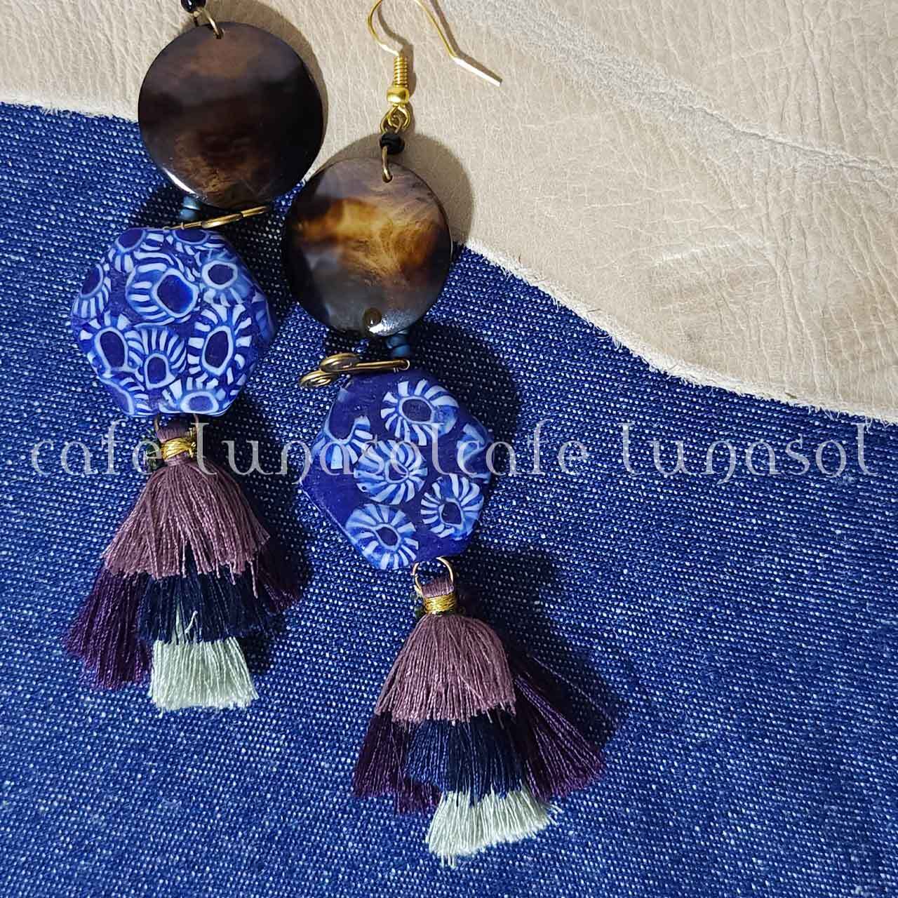 アフリカの牛骨モチーフと 多角形とんぼ玉のピアス インドネシア、ジャワのバティック柄のガラスビーズのピアス 彩り アクセント