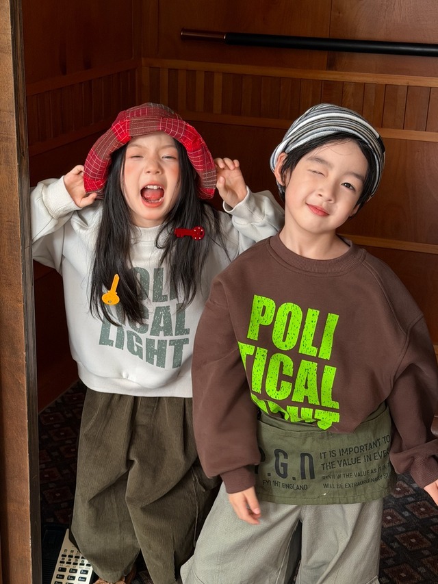 ビッグレタリングスウェット（2色展開）KMAI｜トップス トレーナー｜小学生 ジュニア対応｜通学 普段着｜韓国子供服｜男の子 女の子｜100-160cm｜2026秋服 ［取寄］