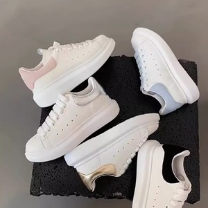 レディース スニーカー スポーツ ボリューム ダンス 3cm ローヒール ぺたんこ 厚底 美脚 脚長 キャンバス かわいい シンプル カジュアル かっこいい レトロ スポーティー マニッシュ ボーイッシュ ラフ ルーズ こなれ感 抜け感 スタイリッシュ 無地 春 夏 秋 冬 オールシーズン 通勤 通学 デート お出かけ 運動 アウトドア レストラン 公園 休日 ジム デイリー 普段使い お揃い 韓国 コーデ スタイル 25.5cm 小さい 大きい 白 黒 青 水色 ゴールド シルバー 光沢 メタリック