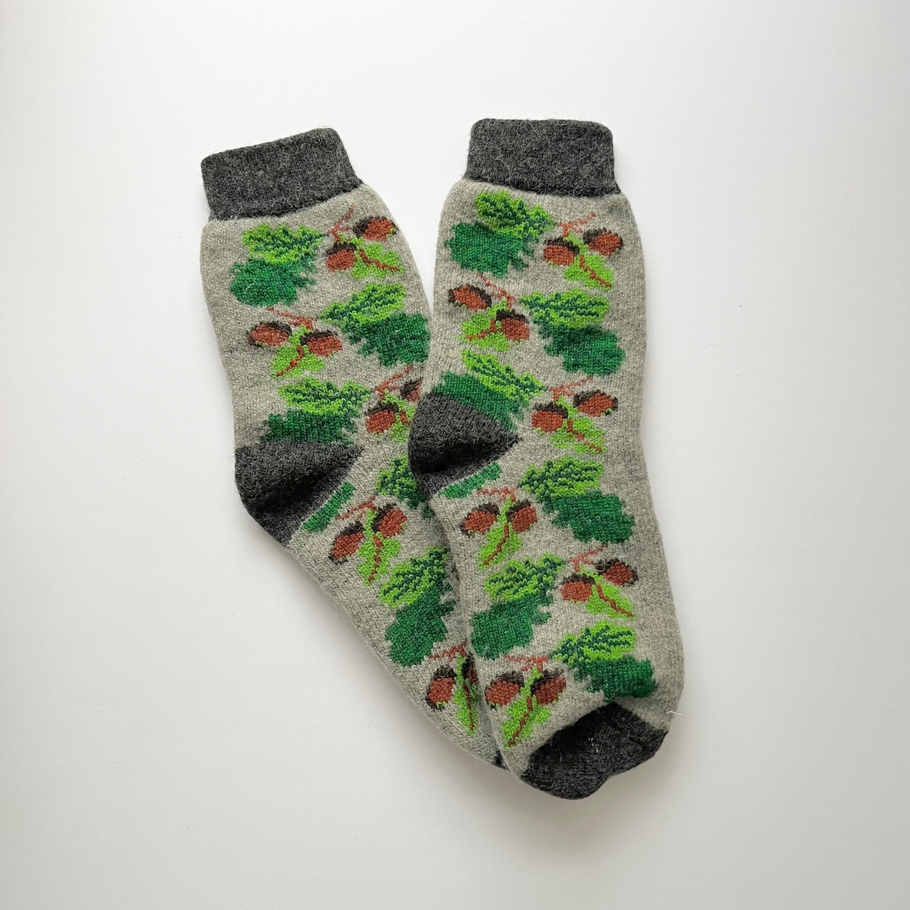 ウクライナ支援／メンズウールソックス（どんぐり柄）