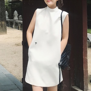 ワンピース レディース 送料無料 ミニワンピース ミニ丈 ショート丈 Iライン シースドレス シースライン ボックスシルエット ハイネック 立ち襟 スタンドカラー サイドポケット ポケット付き ワンポイント 刺繍 無地 単色 ホワイト 白色 シンプル カジュアル きれいめ おしゃれ お洒落 モダン スタイリッシュ こなれ感 抜け感 大人女子 涼し 爽やか 清潔感 清楚 春服 夏服 秋服 重ね着 普段使い 着回し 10代 20代 デート おでかけ 韓国 オルチャン ファッション コーデ スタイル 2021