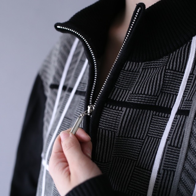 3D line design monotone mode half-zip knit