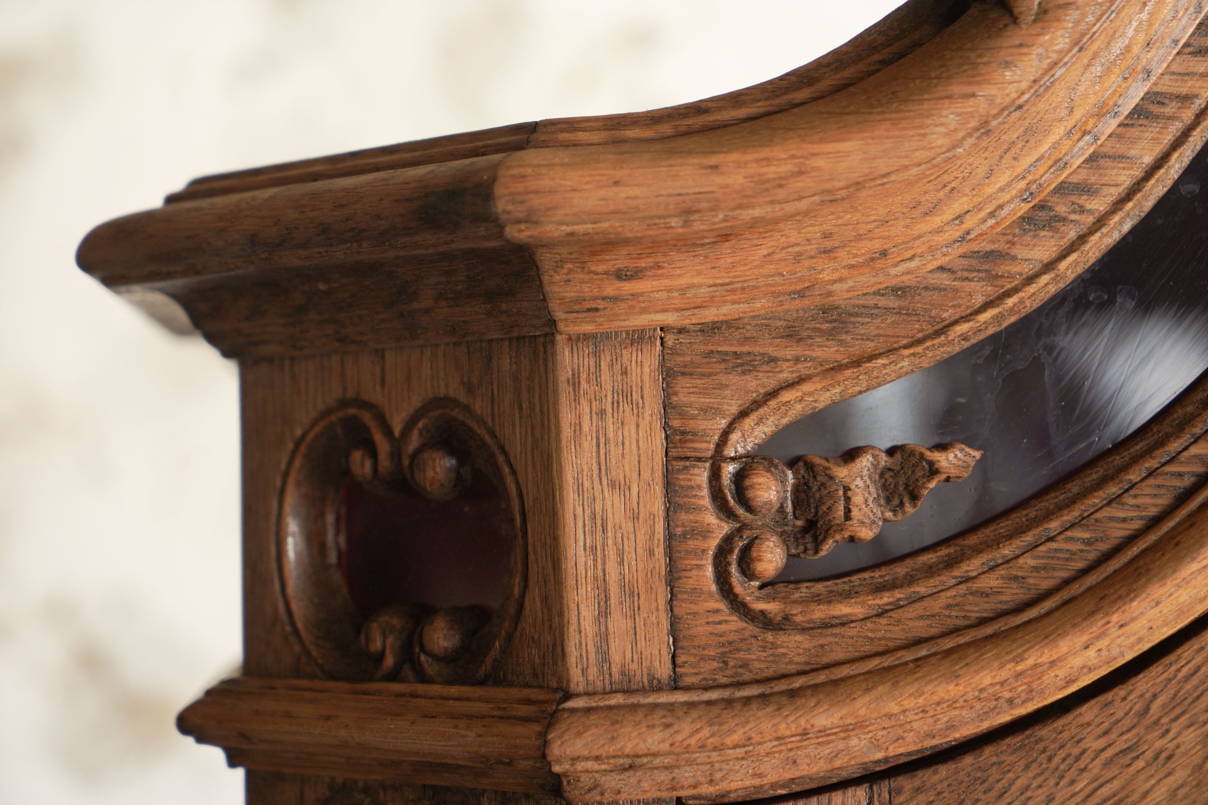 キャビネット/アルモワール/収納家具/アンティーク家具/彫刻/レッド