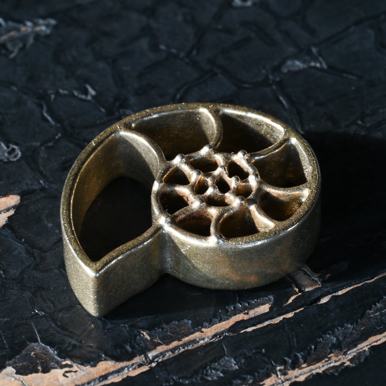 オウムガイをモチーフにした真鍮鋳物のお香立て》Brass Incense holder