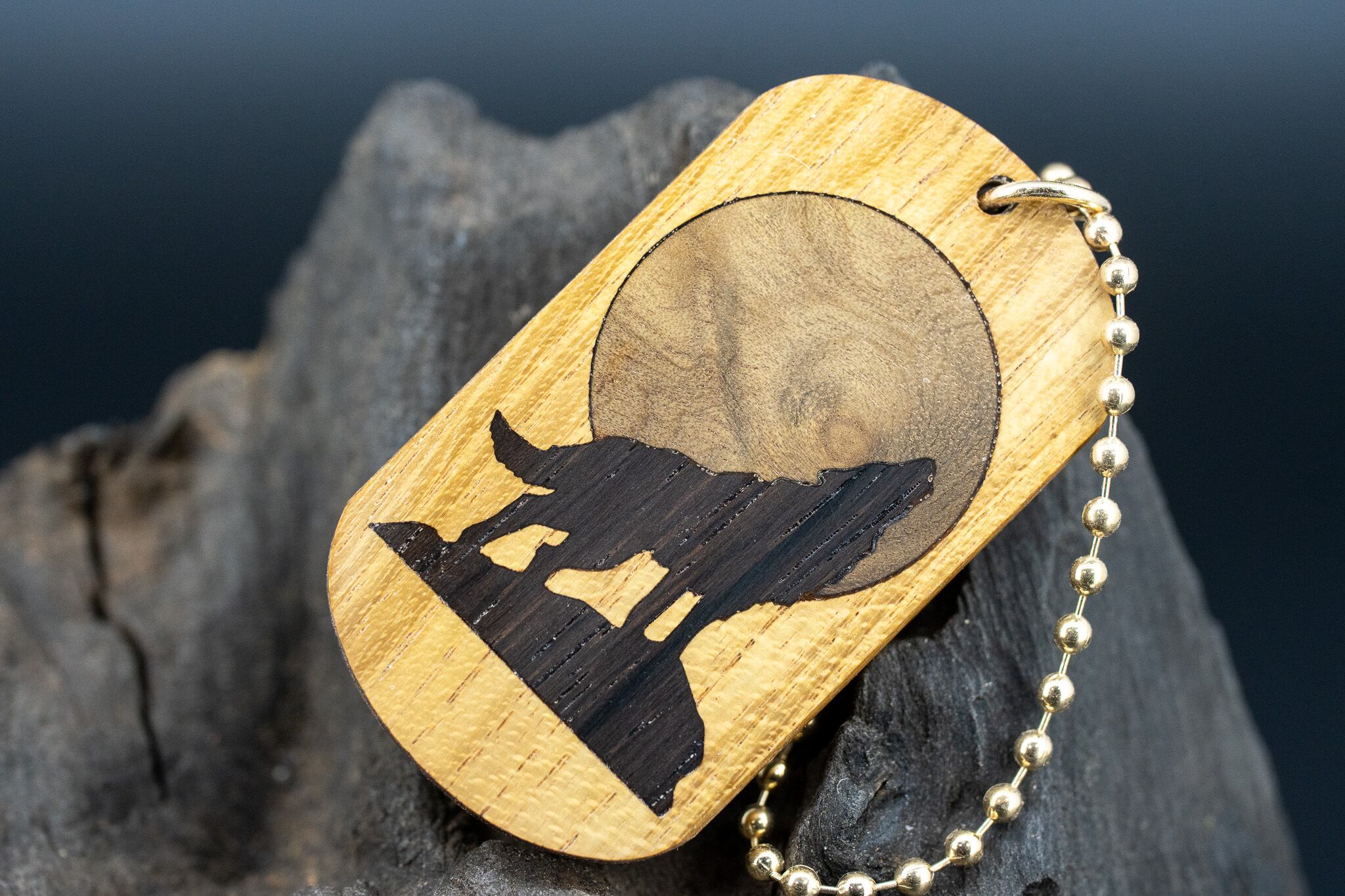 【黄金の木】 御蔵島 金桑 ドッグタグ 象嵌 月と狼