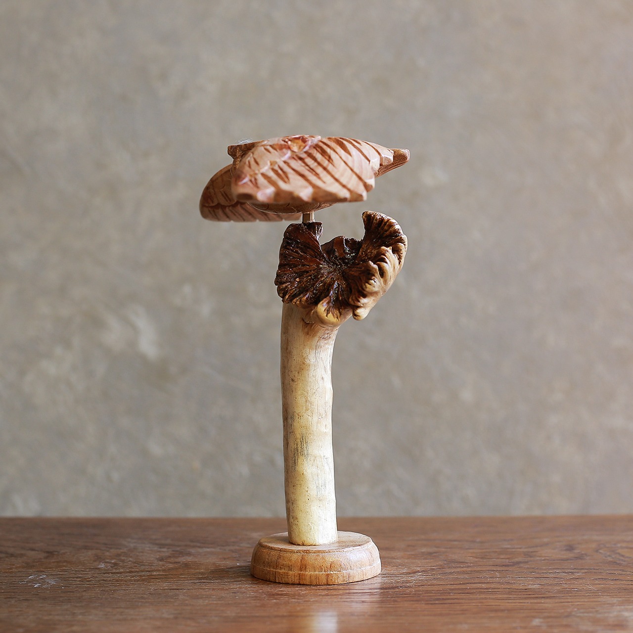 優雅に飛び立つ、木彫りのフクロウ