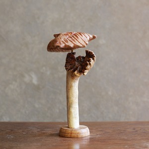 優雅に飛び立つ、木彫りのフクロウ