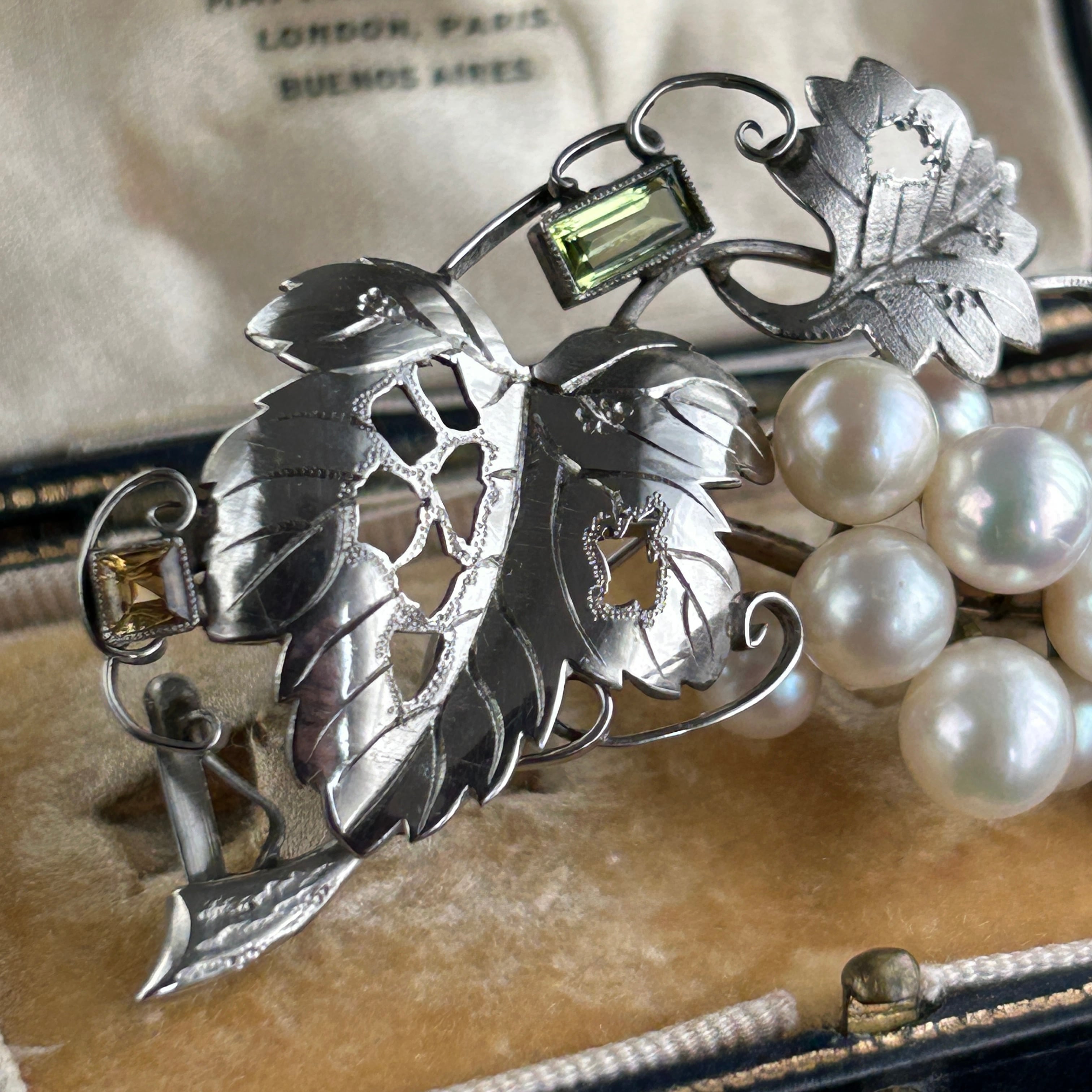 アンティーク　合金製あこや本真珠　葡萄の帯留め