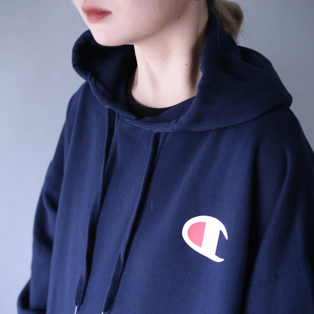 "Champion" dark navy color super over silhouette sweat parka