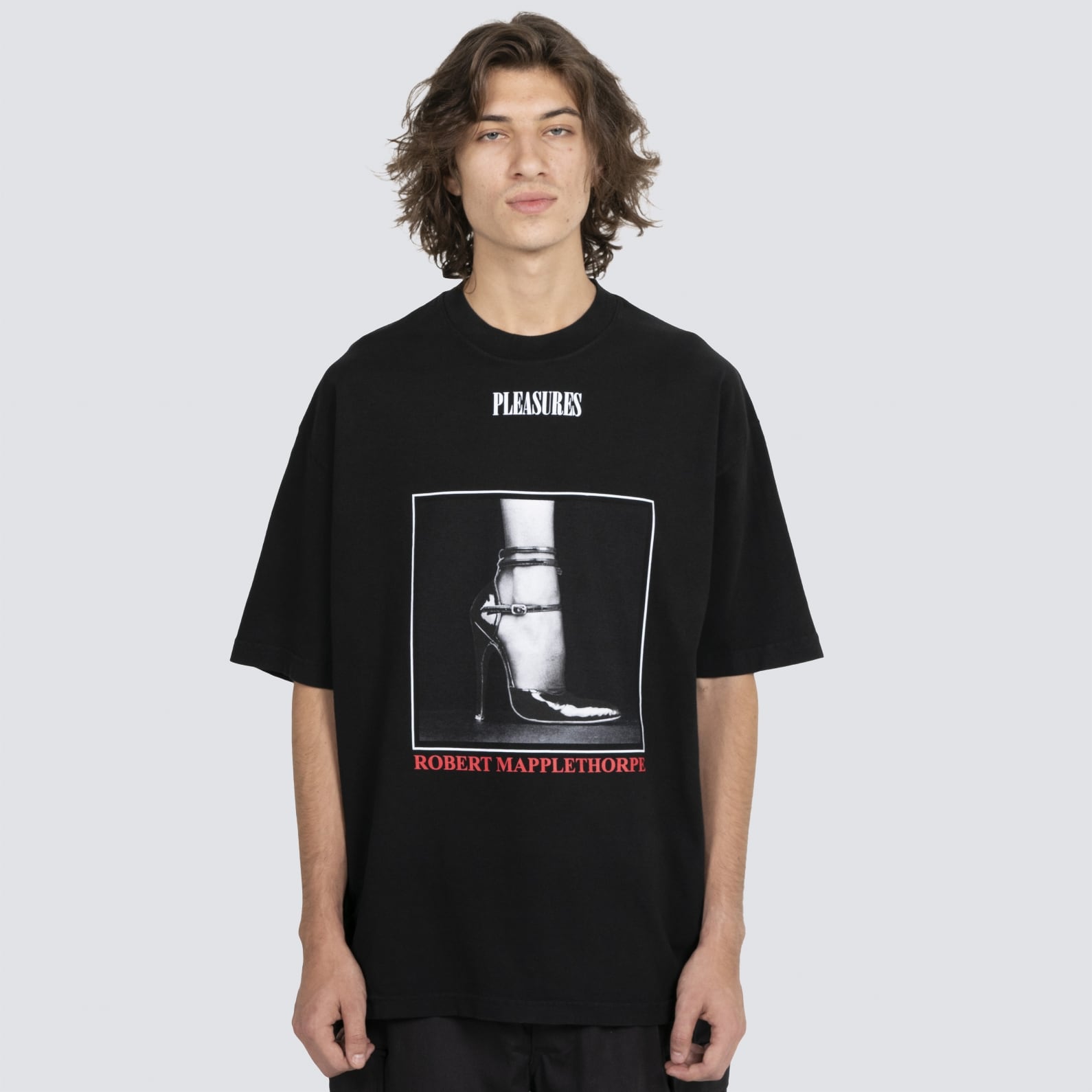 【PLEASURES/プレジャーズ×ROBERT MAPPLETHORPE/ロバート・メイプルソープ】HEEL T-SHIRT Tシャツ /  BLACK / HOL23-11960 | AnKnOWn LAB powered by BASE