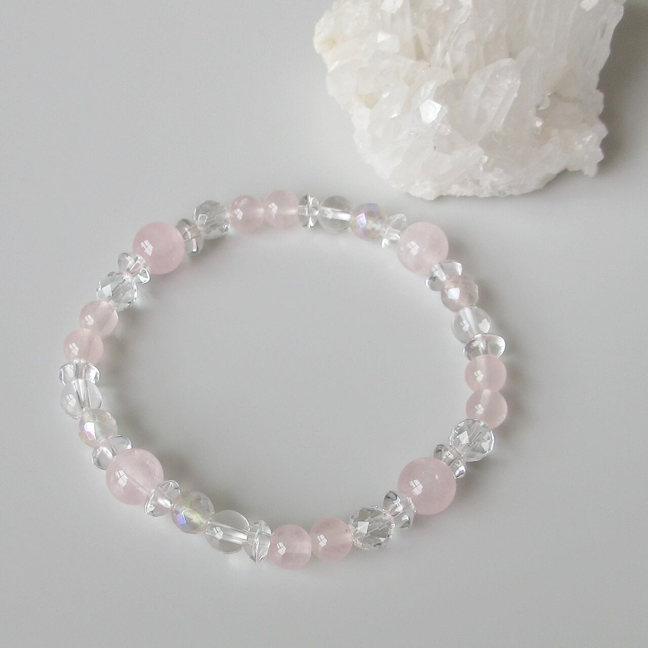 ☆重ね着けもおすすめの細身のブレスレット☆ローズクォーツ×水晶