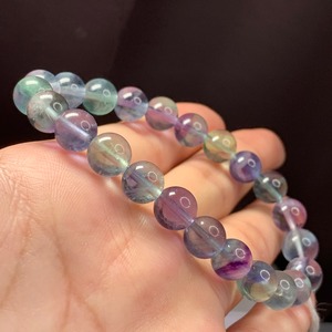 f121.グラデーションが綺麗なフローライトブレスレット