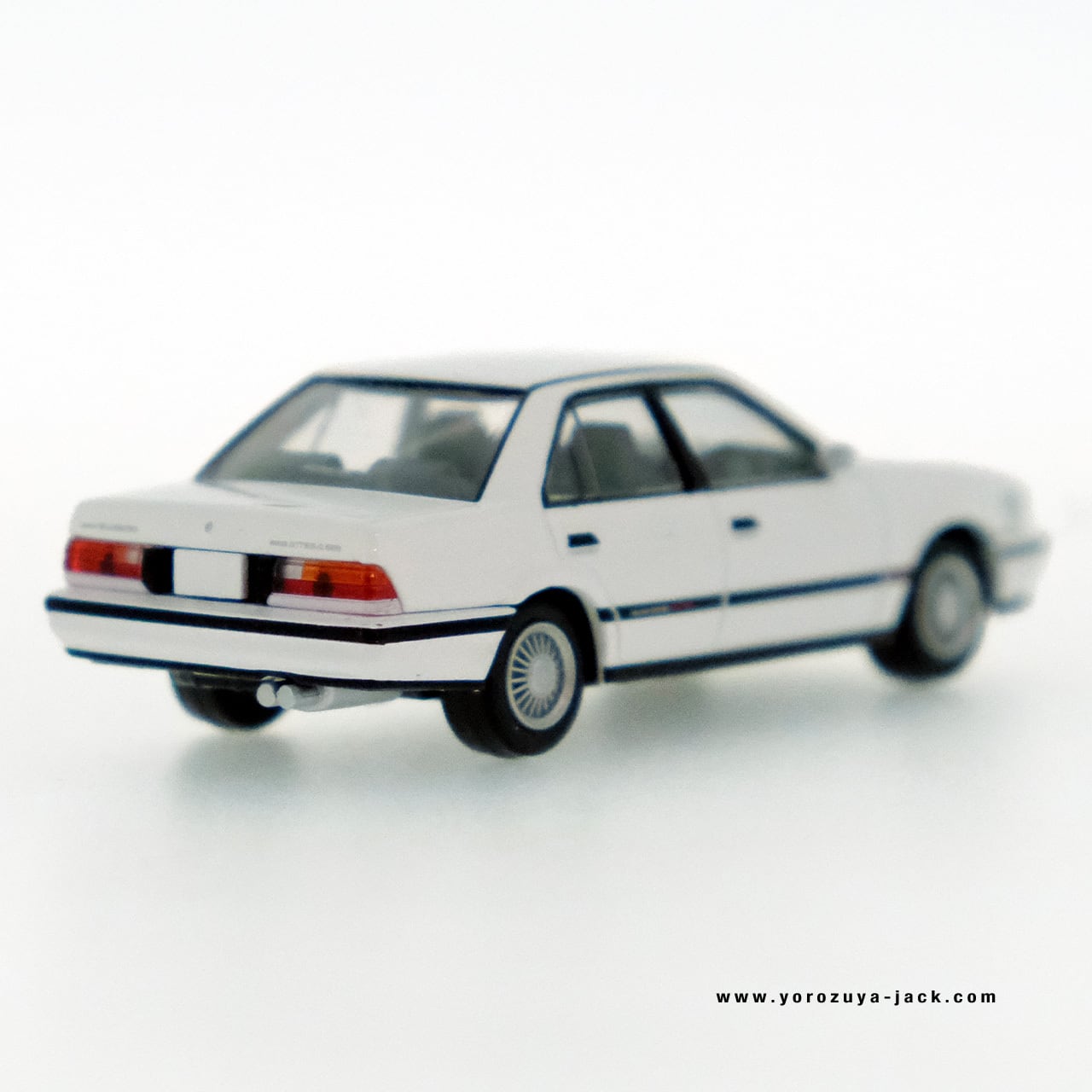 トミカリミテッドヴィンテージネオ LV-N80b ニッサン ブルーバード