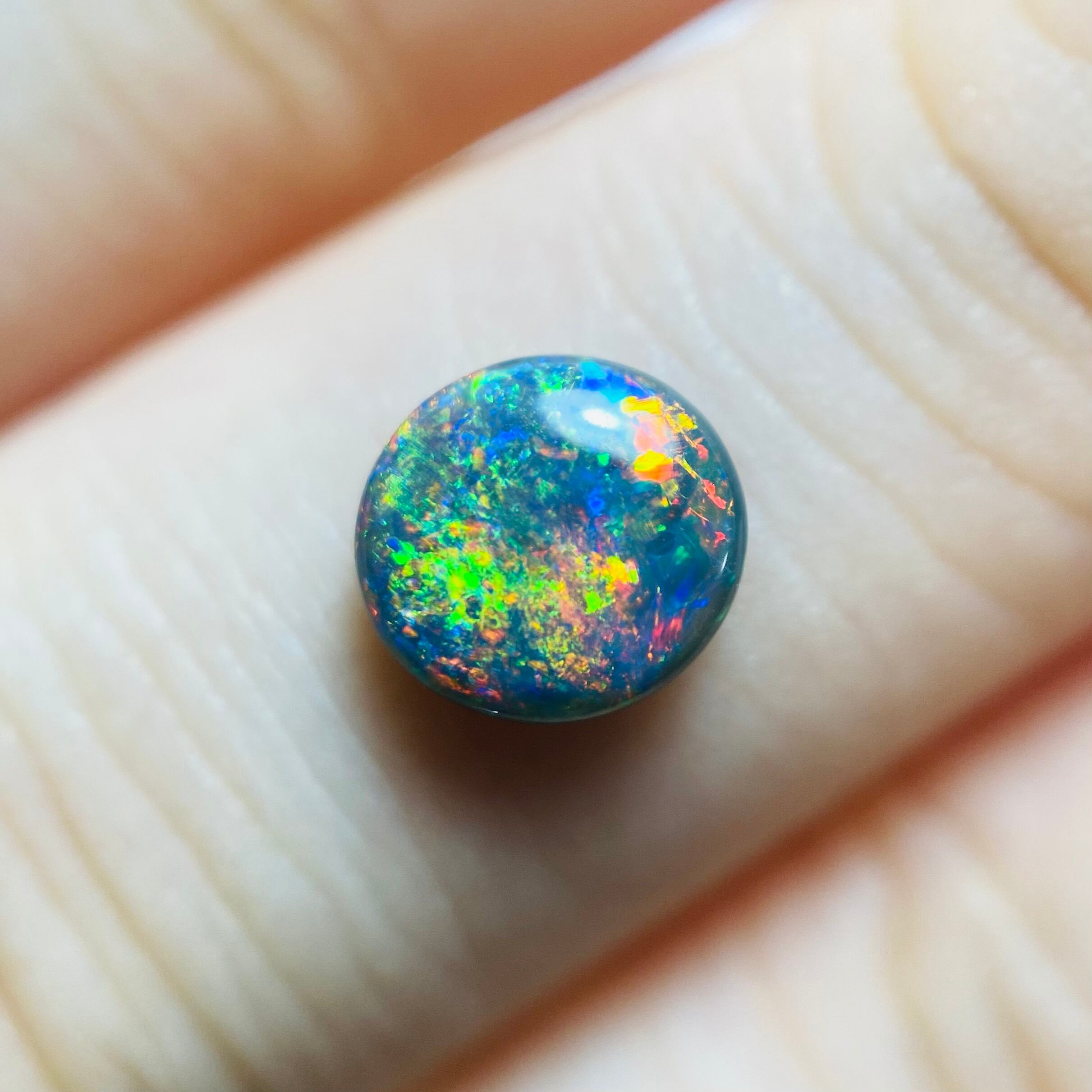 地球画家による渾身の作品　色の戯れブラックオパール