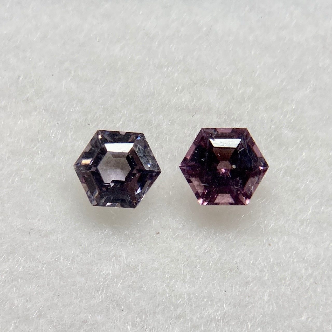[ho**j**様] 六角形 スピネル 2点セット 約3.8*2.4mm r-0303