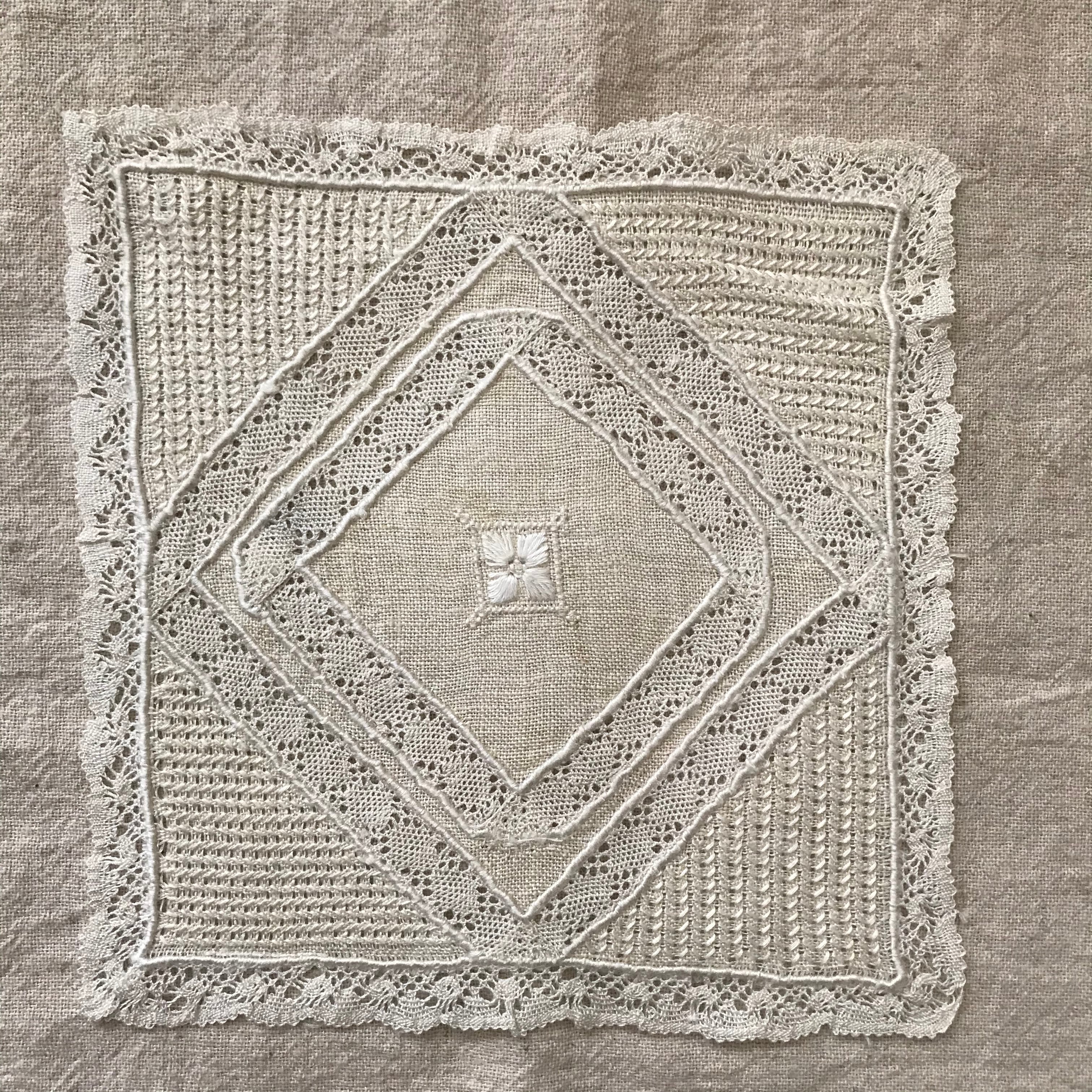 レースを組み合わせた布