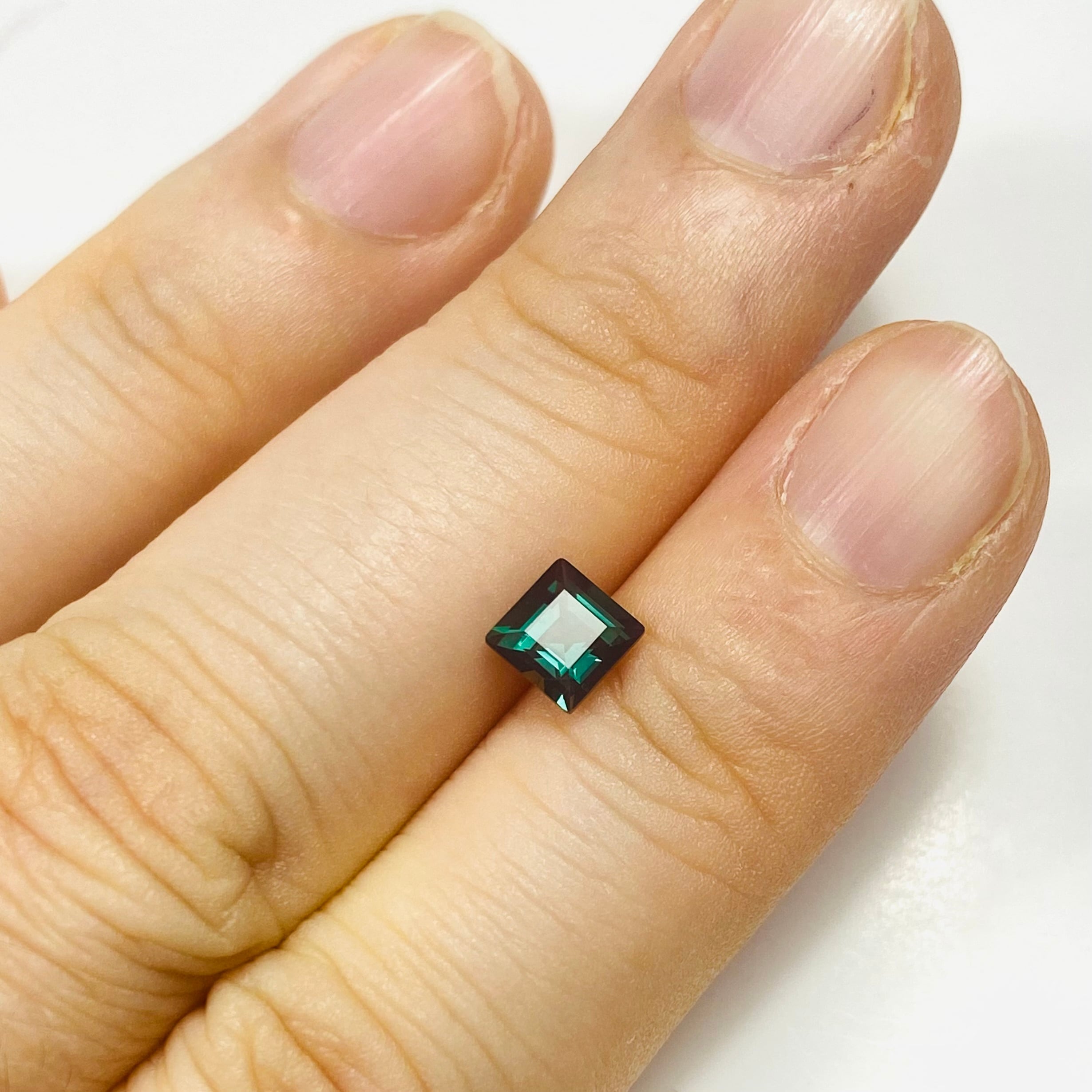 多色性が魅力的なグリーンアンデシン