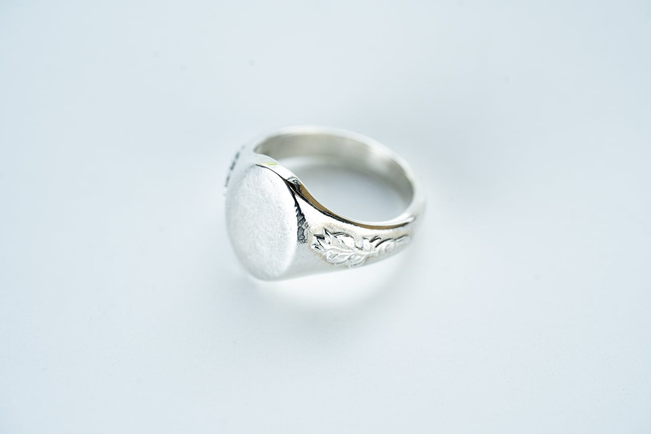 R-087 Oval signet ring olive | WAKAN SILVER SMITH online store
