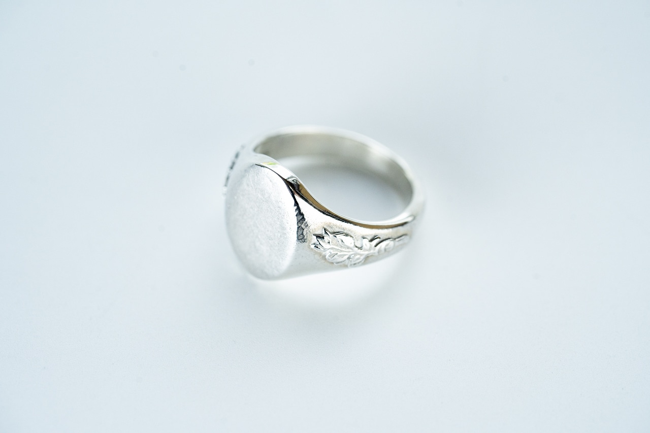 R-087 Oval signet ring olive