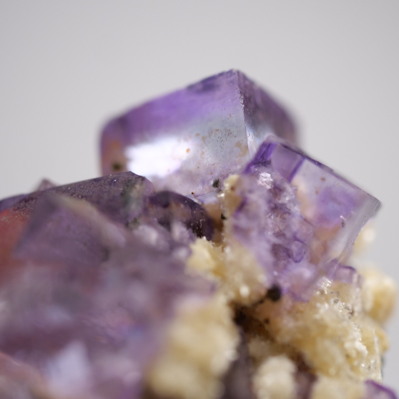 ヤオガンシャン産 フローライト 共生 / 原石 標本【C_1】