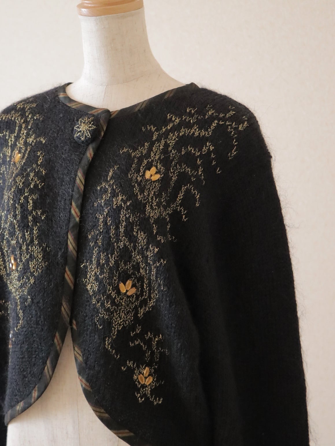 ●Hand embroidery & piping design mohair black color knitted cardigan