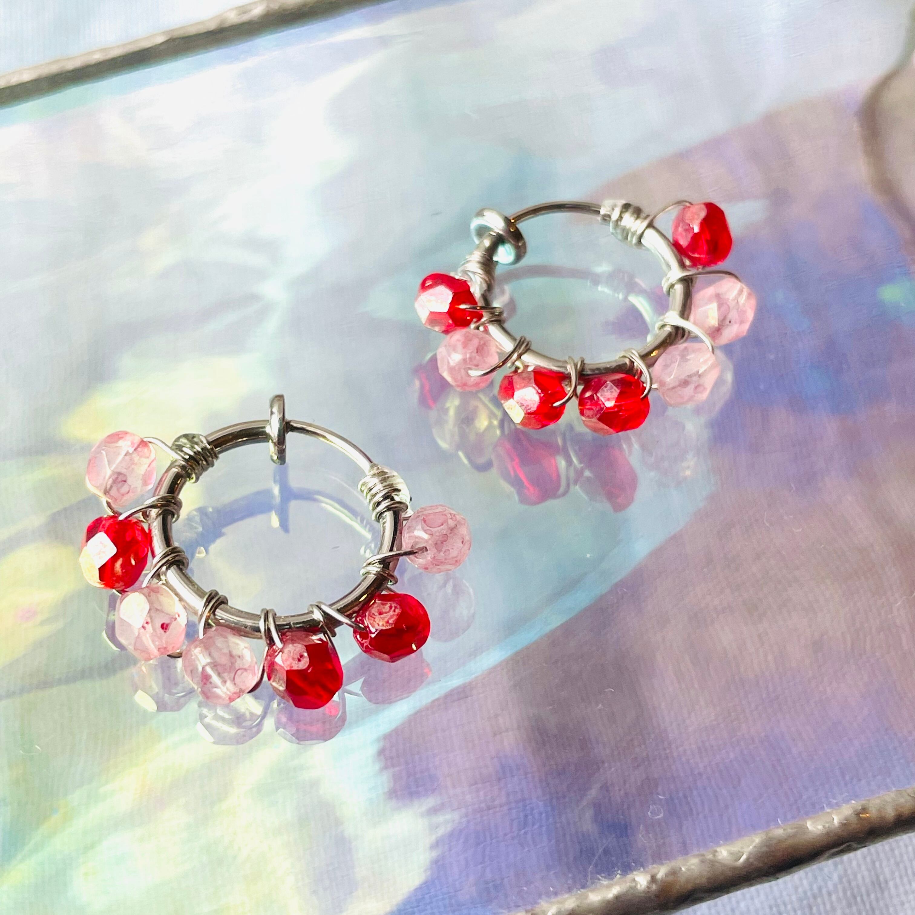イヤリング＆イヤーカフ】チェコビーズ ミニフープ ストロベリーレッド