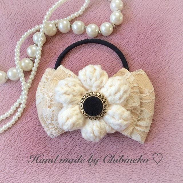 手編みのモチーフをのせた大人可愛いレースのりぼん♡